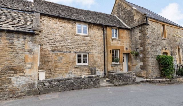 Pet friendly Cotswold holiday accommodation with two bedrooms - The Cotswold Guy Apartment