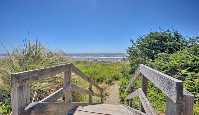 Pet-Friendly Gold Beach Townhome Ocean Views