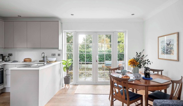 Pet Friendly With Enclosed Leafy Outdoor Space