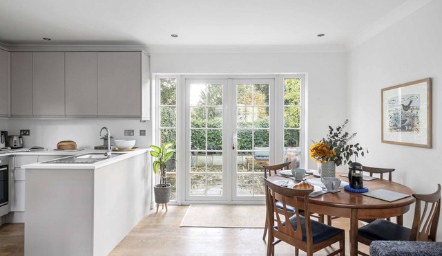 Pet Friendly with enclosed leafy outdoor space