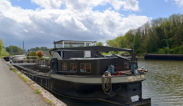Petty lodge accommodation on the Rayclau barge