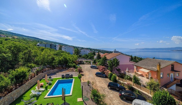 Picturesque flat just 350 metres from the beach with panoramic sea views, pool, outdoor shower