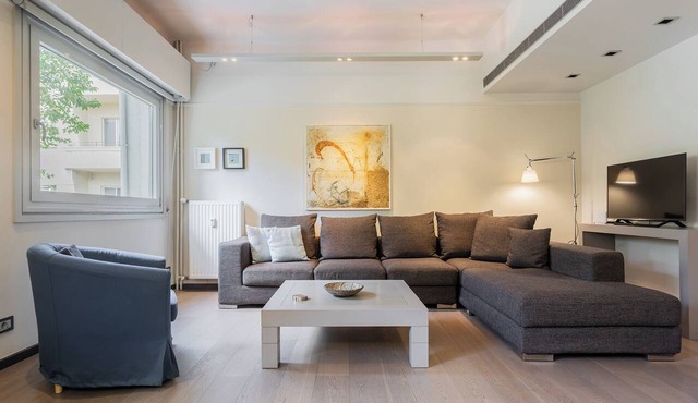 Plaka: Stylish Flat Overlooking Cathedral Sq. CM1