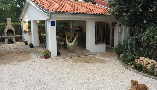 Pleasant house in Pinezići with parking