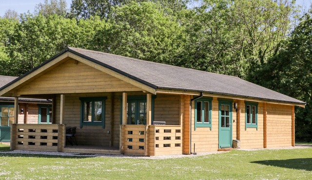POCHARD LODGE, pet friendly, with a garden in South Cerney, Cotswolds