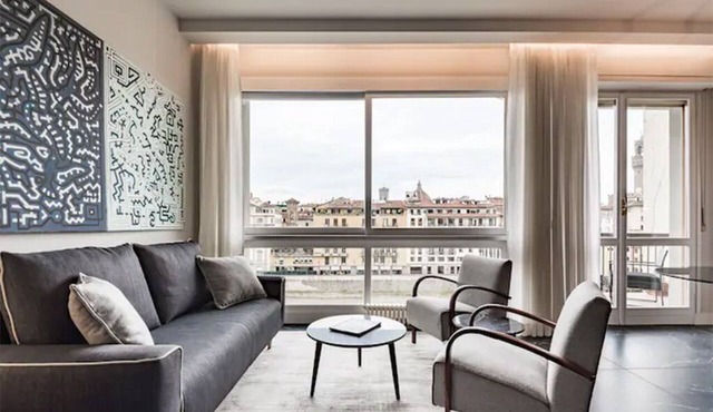Ponte Vecchio Suite with balcony on Arno river!