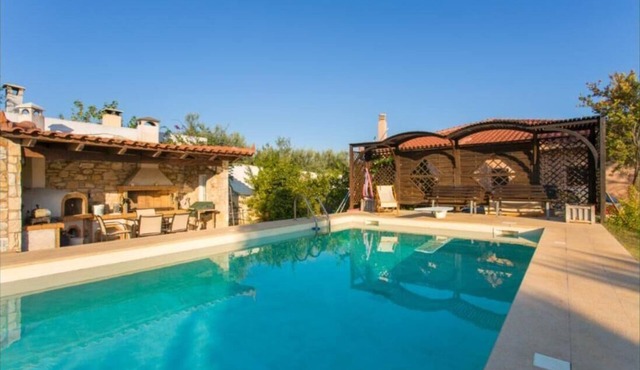Pool villa near airport/near Rafina port-zoo/free car available