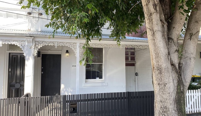 Port Cottage - Centrally located 2 bedroom house in private, quiet location