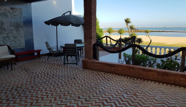 PRETTY VILLA FEET IN WATER WELL FURNISHED