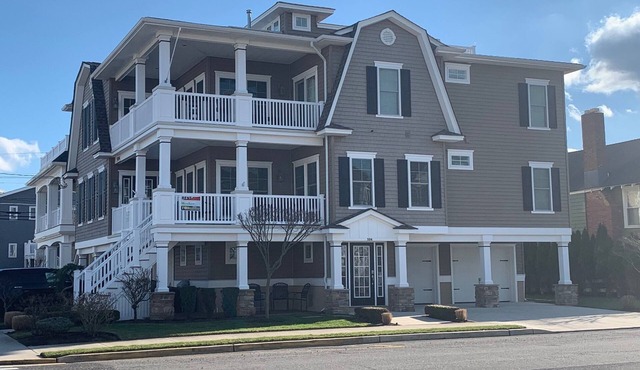 Pristine 5 bedroom, 4th house from the beach; 24th Street beach