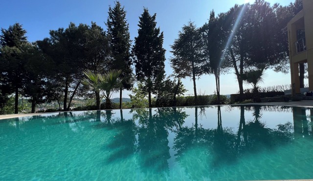 Private villa with w/pool and large green garden close to the centre and beaches
