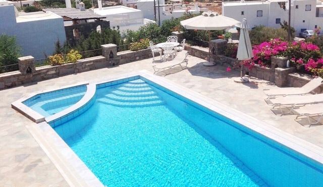 Pure White Villa: 7 Bedrooms, 16 Guests, Sea View, Aspro Chorio Village