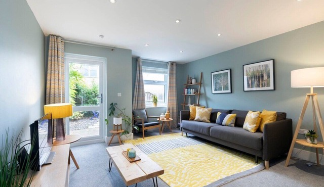 Quiet Twin Homes: 5 Beds, 3 Baths & Parking For 3