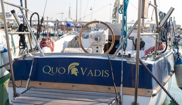 "Quo Vadis Yacht" in Bisceglie Harbor with Sea View, Private Terrace, and Wi-Fi