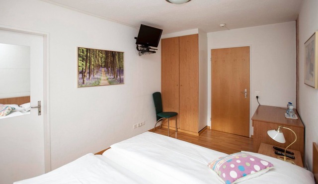 R 1151 Liam’s Standard Double Room With Half Board, Garden View & Central Heating