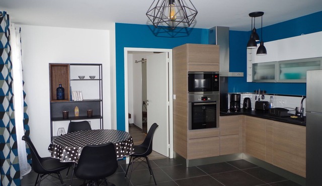 Recent apartment in the heart of downtown with private parking