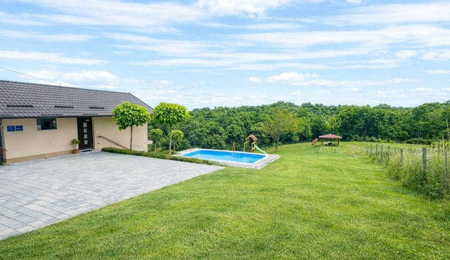 Relax in a poolside holiday home surrounded by Međimurje vineyards