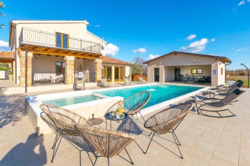 Relaxing pool villa Mattuzzi in Loborika