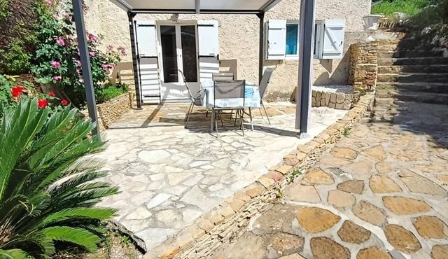 Renovated apartment with south-facing terrace in a quiet location near the beaches and Calanques of Cassis