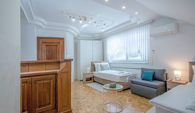Renovated Holiday Home: Big Parking, Child & Pet-Friendly, Close to Highway Exit