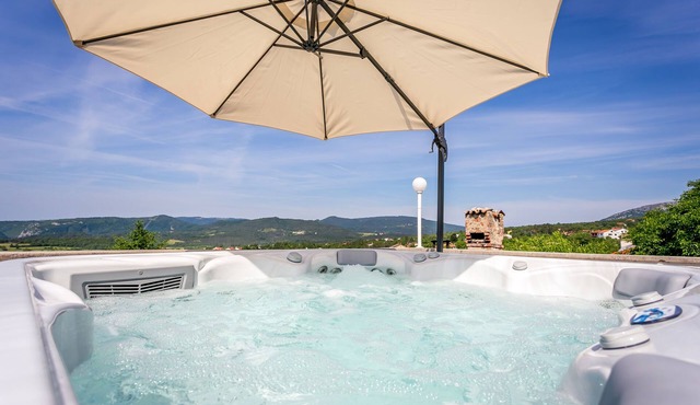 Renovated villa, JACUZZI with panoramic view, pool, fully fenced yard, wi-fee.