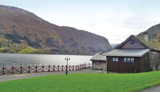 Residential cottage located directly on the Hardangerfjord with its own small swimming beach and jet