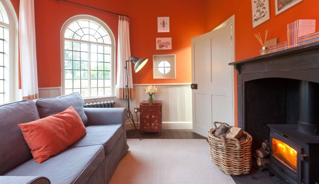 Restored 17th century cottage w/firepit. Nestled within heritage estate grounds.