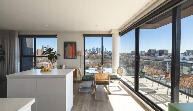 Richmond Penthouse Modern Apt with City Views