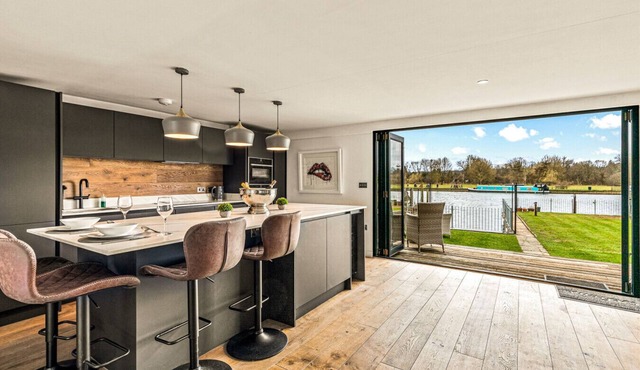 River Cabin - Hot tub, pet friendly, Mooring