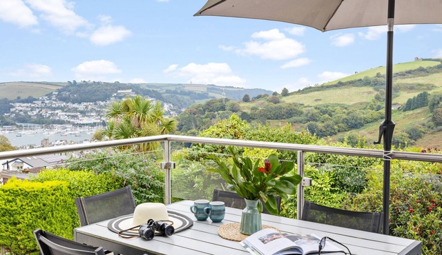 River-View Bungalow with Parking, above Historic Dartmouth