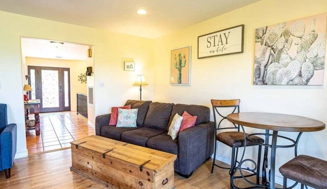 Riverfront | Kayaks, Deck & Games | Sleeps 12!