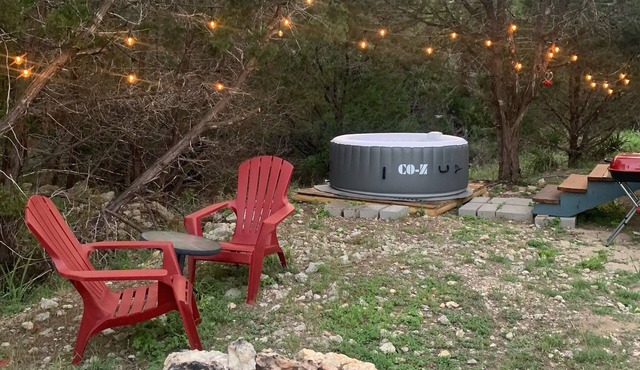 Romantic Cabin: Hot Tub, Pet friendly, 2m Whitewater, Concierge, Private driver