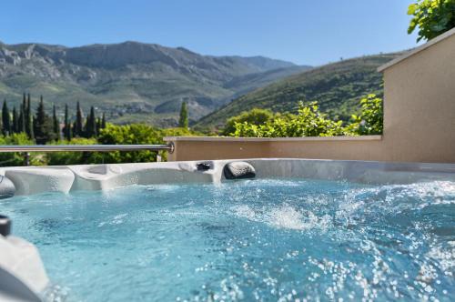 Romantic retreat private jacuzzi and mountain views Split area