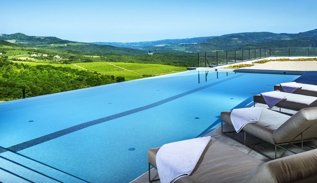 ROXANICH Winery and Design Hotel