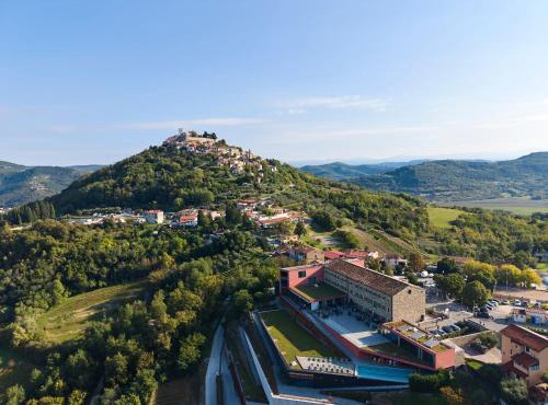 ROXANICH Winery and Design Hotel