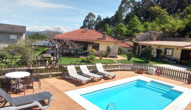 Rural house Pontevedra. Pool, garden and barbecue