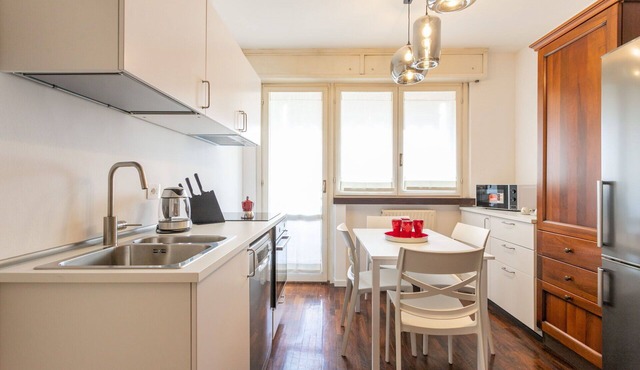 Russoli - 4 Br Apt With Balcony By Halldis
