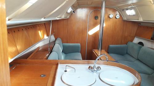 Sailboat for sea ride or instructor class
