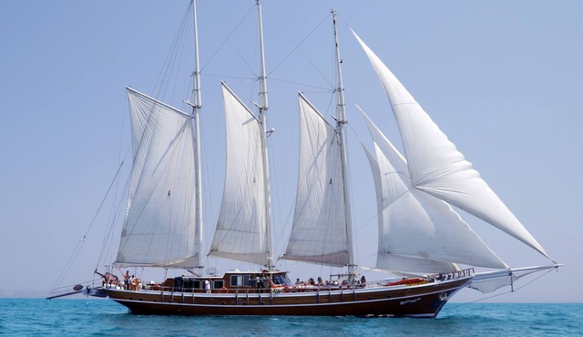 Sailboat with 3 masts in the Maldives for 12 people