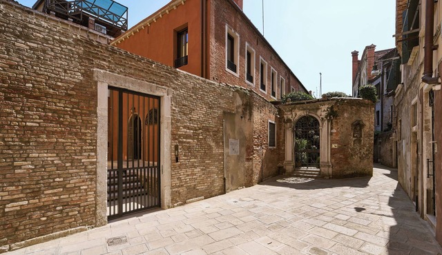 San Polo Palace 1976