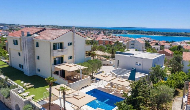 Sargas Suite 5 with pool view