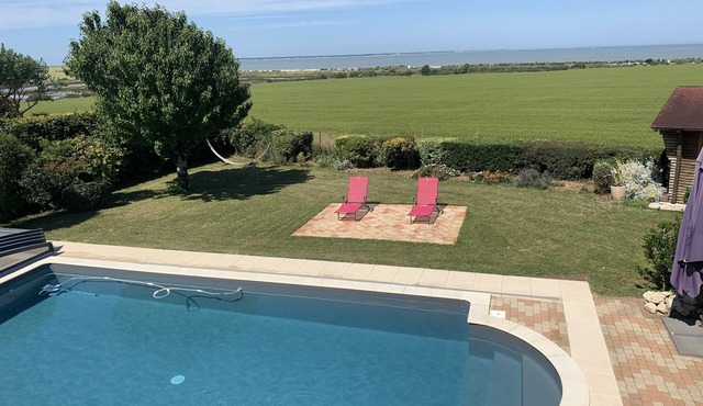 Sea la vie House in l'Houmeau with uninterrupted sea view facing l'ile de Re