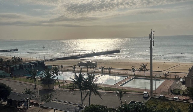 Sea View Apartment, 3 min Walk to Ushaka Marine and 1 min Walk to the Beach