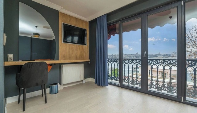 Sea View luxurious Apartment, Free Wifi, Hot Water, Clean and comfortable.