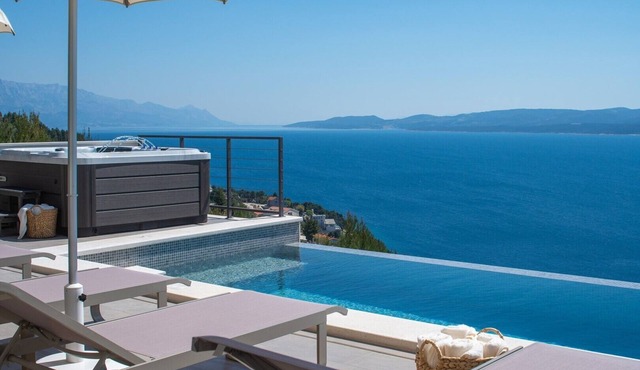 Seaview Villa Aria: Spectacular 3-bedroom Retreat
