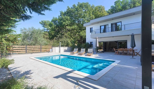 Secluded Pine Forest Villa for 8 by the Sea