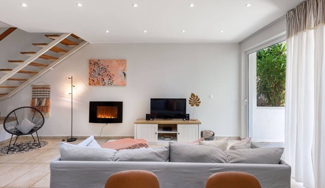 Secret Aktis Two Bedroom Maisonette next to the beach by BluPine