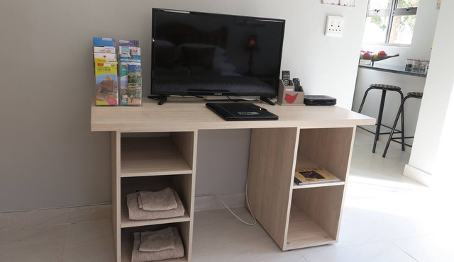 Self-catering, spacious Bachelors flat, WiFi, DSTV, garden-patio, secure parking