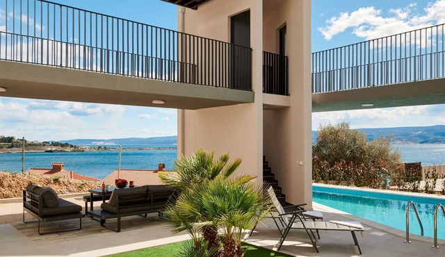Serene 6-BR Villa for 12 with pool, close to the beach