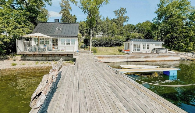 Serene Waterfront Oasis: Your Resarö Sanctuary